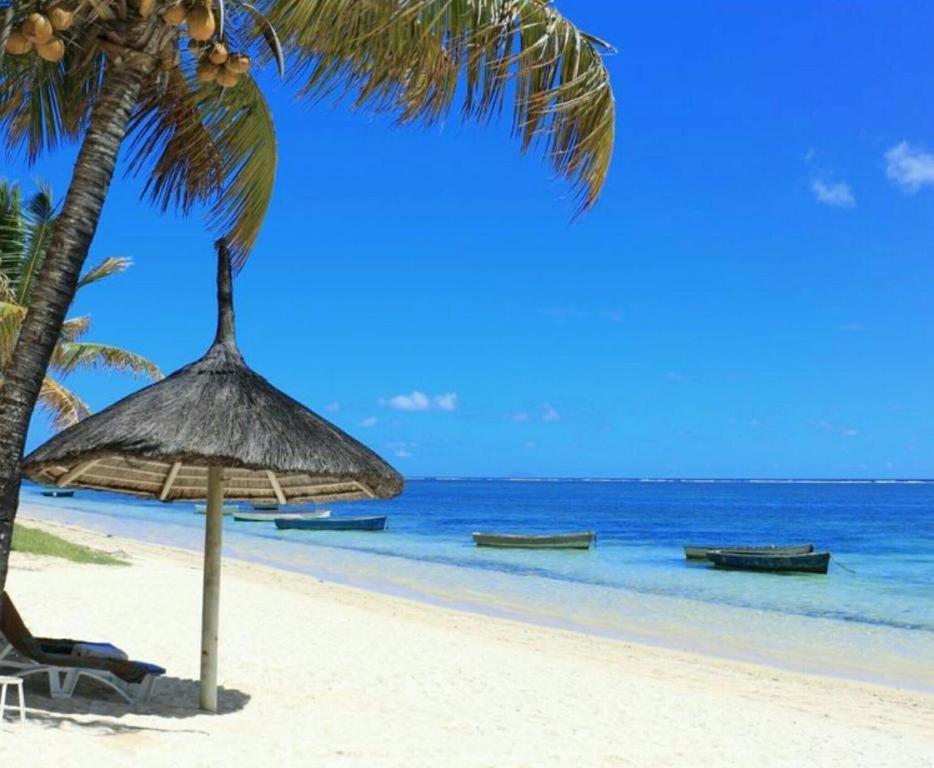 Blue Coral Beachfront Penthouse Flic en Flac Exterior foto